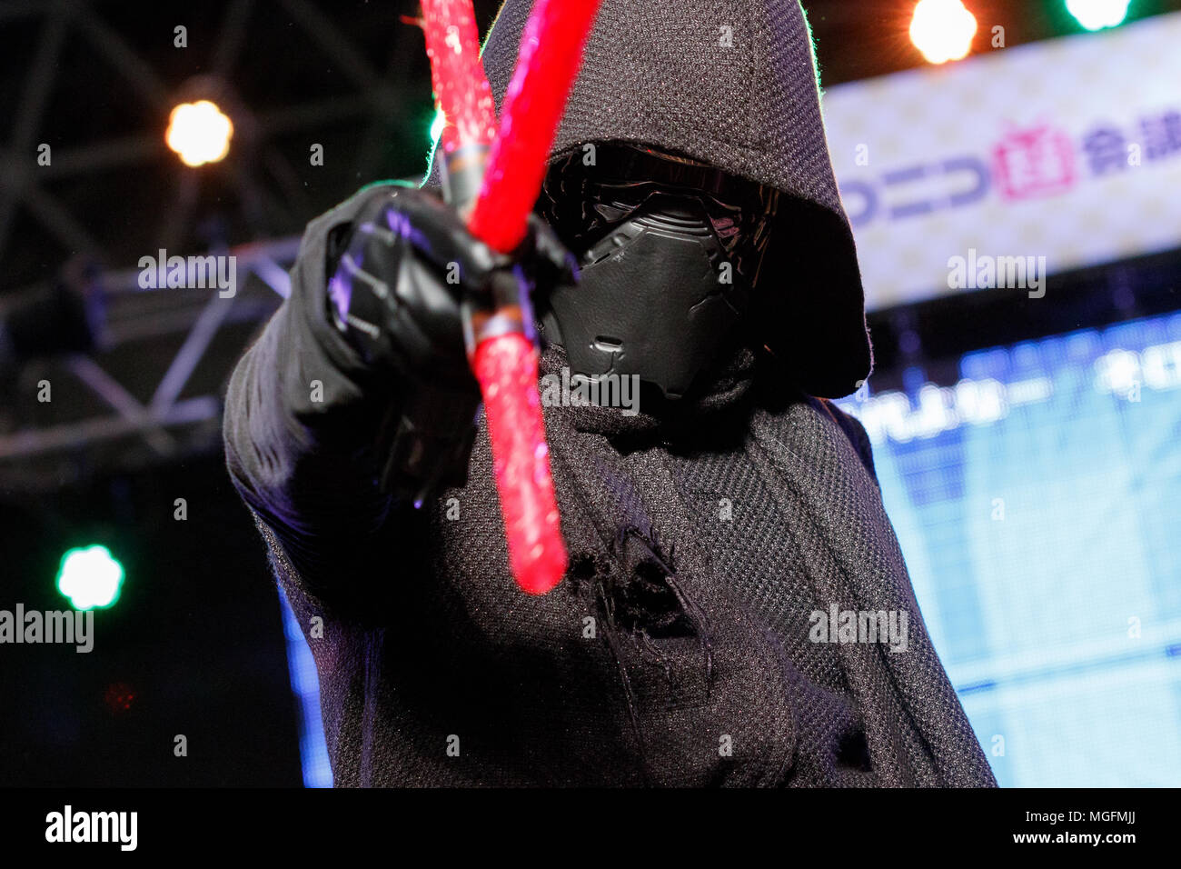 Chiba, Japan, 28. April 2018. Ein cosplayer gekleidet als Kylo Ren für ein Foto während der Niconico Chokaigi Festival im Makuhari Messe Convention Center am 28. April 2018, Chiba, Japan darstellt. Niconico Chokaigi ist durch Japans größte soziale Video website Niconico, die über 70 Millionen registrierte Nutzer, einschließlich 2,2 Millionen zahlenden Mitgliedern organisiert. Veranstalter Anspruch 150.000 Besucher während der zweitägigen Festival zu gewinnen. Credit: Rodrigo Reyes Marin/LBA/Alamy Leben Nachrichten Quelle: Lba Co.Ltd./Alamy leben Nachrichten Stockfoto