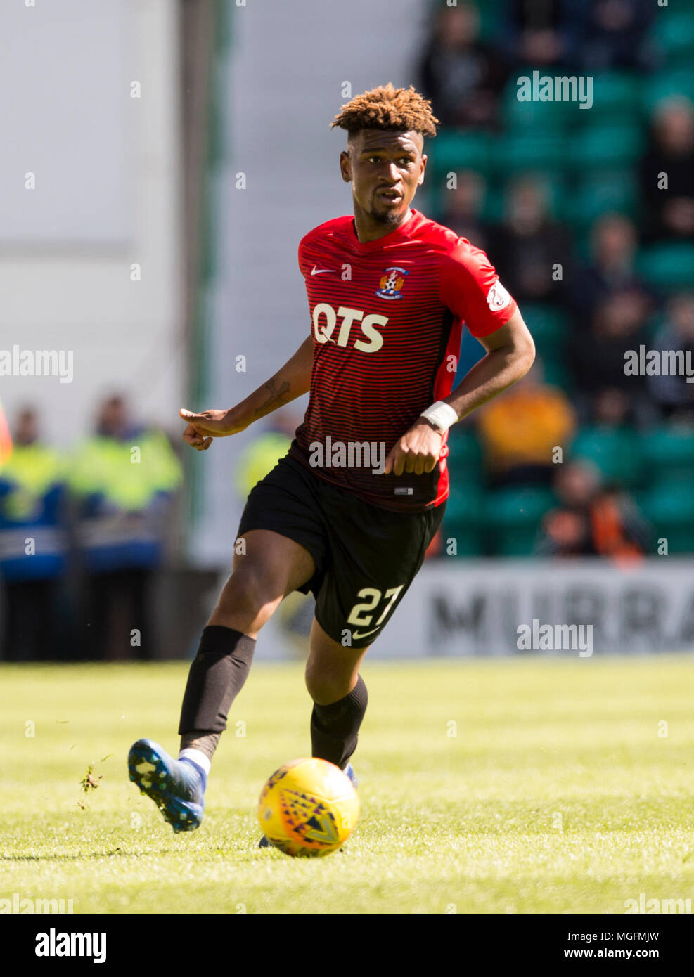 Edinburgh, UK, 28. April 2018. Ladbrokes schottischen Premiere League, v Hibernian Kilmarnock, Edinburgh, Midlothian, Großbritannien. 28.04.2018. Bild zeigt: Kilmarnock kongolesischen internationale Mittelfeldspieler, Aaron Tshibola, auf der Kugel als Hibernian spielen Wirt nach Kilmarnock in der Ladbrokes Premiere League an Ostern Road, Edinburgh. Credit: Alamy/Ian Jacobs Stockfoto