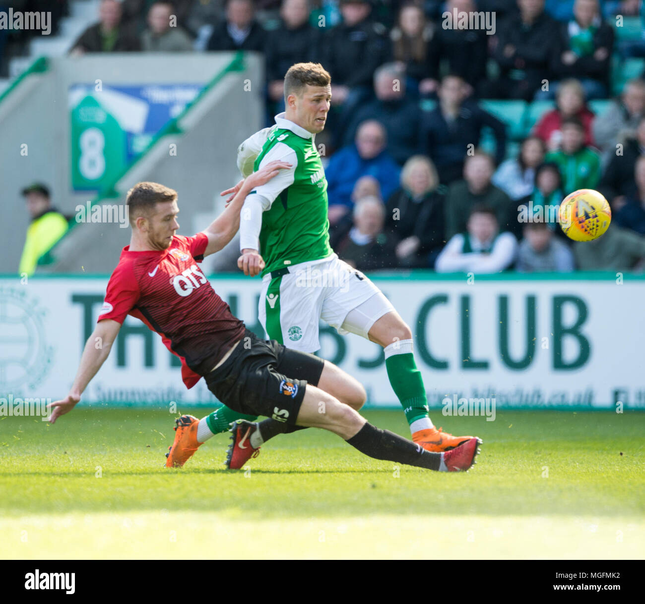 Edinburgh, UK, 28. April 2018. Ladbrokes schottischen Premiere League, v Hibernian Kilmarnock, Edinburgh, Midlothian, Großbritannien. 28.04.2018. Bild zeigt: Schweizer Hibs' Stürmer, Flo Kamberi, Brände eng Vergangenheit als Hibernian spielen Wirt nach Kilmarnock in der Ladbrokes Premiere League an Ostern Road, Edinburgh. Credit: Alamy/Ian Jacobs Stockfoto