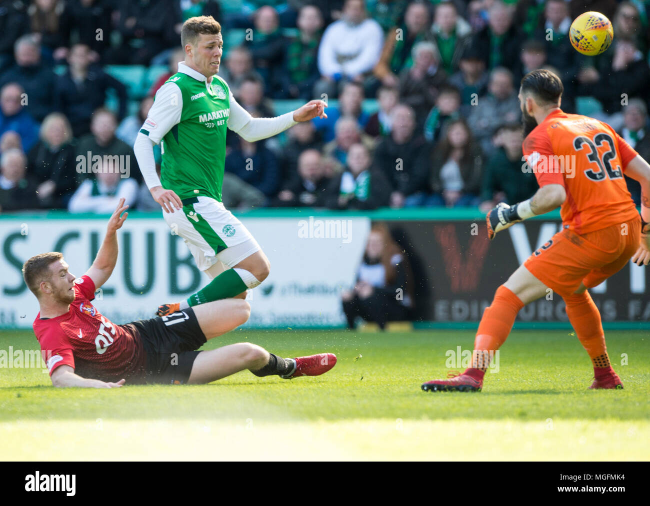 Edinburgh, UK, 28. April 2018. Ladbrokes schottischen Premiere League, v Hibernian Kilmarnock, Edinburgh, Midlothian, Großbritannien. 28.04.2018. Bild zeigt: Schweizer Hibs' Stürmer, Flo Kamberi, schießt wie Hibernian spielen Wirt nach Kilmarnock in der Ladbrokes Premiere League an Ostern Road, Edinburgh. Credit: Alamy/Ian Jacobs Stockfoto