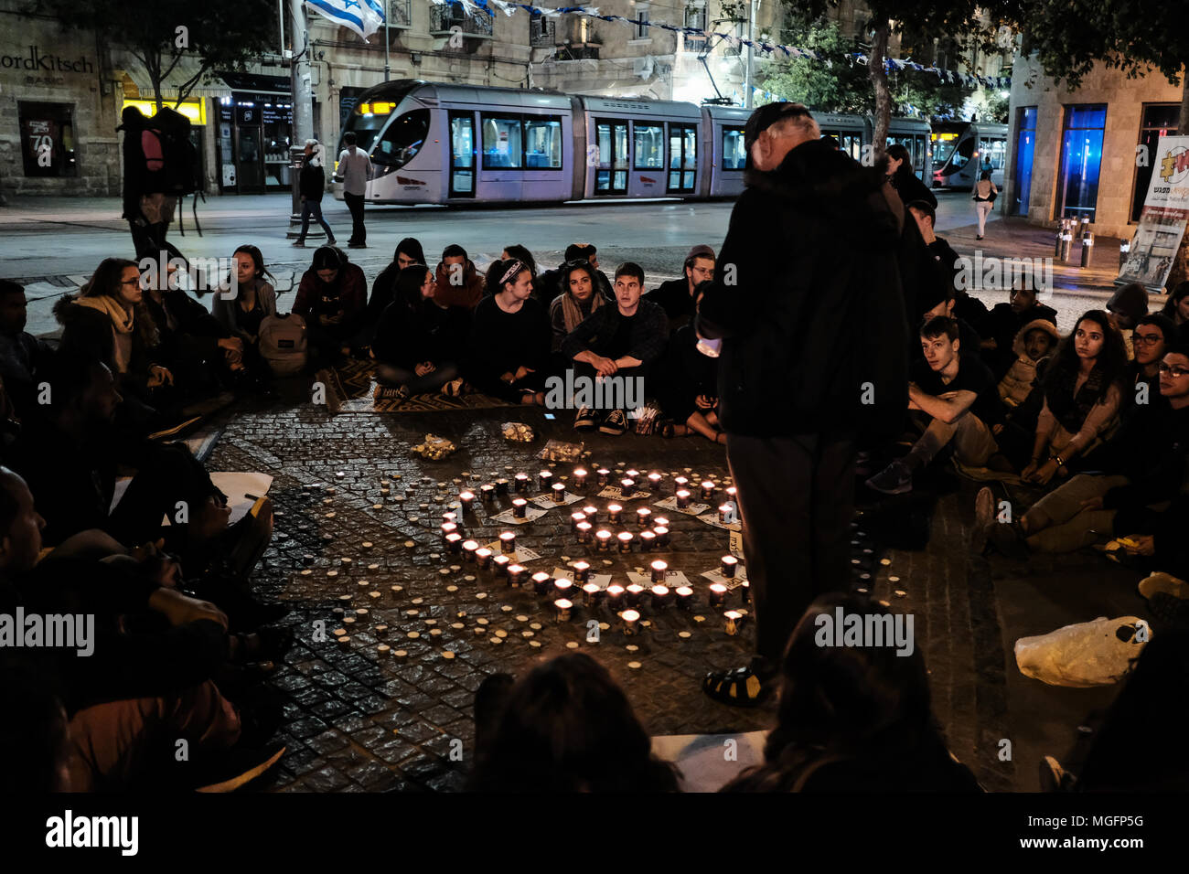Jerusalem, Israel. 28. April 2018. Trauernden sammeln für eine emotionale Mahnwache die 10 jungen Opfer einer Sturzflut in der Arava Wüste Tzafit Fluss Donnerstag, 26 April, 2018. Unter den Opfern die Teilnahme an der vormilitärischen Ausbildung Wanderung in den beliebten Tzafit River Canyon Trail waren Yael Sadan, 19, und Maayan Barhum, 18, aus Jerusalem. Credit: Nir Alon/Alamy leben Nachrichten Stockfoto