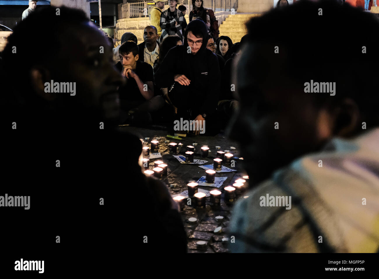 Jerusalem, Israel. 28. April 2018. Trauernden sammeln für eine emotionale Mahnwache die 10 jungen Opfer einer Sturzflut in der Arava Wüste Tzafit Fluss Donnerstag, 26 April, 2018. Unter den Opfern die Teilnahme an der vormilitärischen Ausbildung Wanderung in den beliebten Tzafit River Canyon Trail waren Yael Sadan, 19, und Maayan Barhum, 18, aus Jerusalem. Credit: Nir Alon/Alamy leben Nachrichten Stockfoto