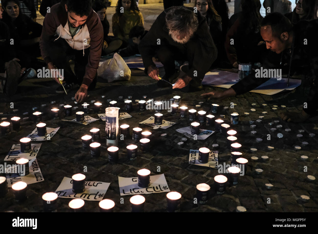Jerusalem, Israel. 28. April 2018. Trauernden sammeln für eine emotionale Mahnwache die 10 jungen Opfer einer Sturzflut in der Arava Wüste Tzafit Fluss Donnerstag, 26 April, 2018. Unter den Opfern die Teilnahme an der vormilitärischen Ausbildung Wanderung in den beliebten Tzafit River Canyon Trail waren Yael Sadan, 19, und Maayan Barhum, 18, aus Jerusalem. Credit: Nir Alon/Alamy leben Nachrichten Stockfoto