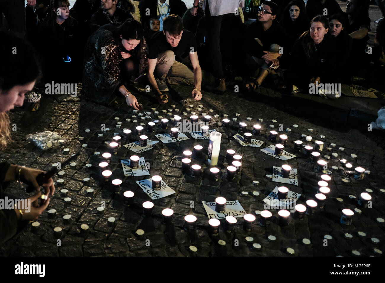 Jerusalem, Israel. 28. April 2018. Trauernden sammeln für eine emotionale Mahnwache die 10 jungen Opfer einer Sturzflut in der Arava Wüste Tzafit Fluss Donnerstag, 26 April, 2018. Unter den Opfern die Teilnahme an der vormilitärischen Ausbildung Wanderung in den beliebten Tzafit River Canyon Trail waren Yael Sadan, 19, und Maayan Barhum, 18, aus Jerusalem. Credit: Nir Alon/Alamy leben Nachrichten Stockfoto