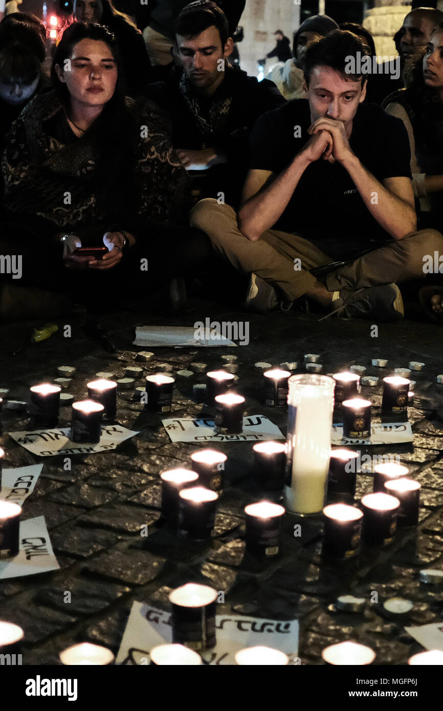 Jerusalem, Israel. 28. April 2018. Trauernden sammeln für eine emotionale Mahnwache die 10 jungen Opfer einer Sturzflut in der Arava Wüste Tzafit Fluss Donnerstag, 26 April, 2018. Unter den Opfern die Teilnahme an der vormilitärischen Ausbildung Wanderung in den beliebten Tzafit River Canyon Trail waren Yael Sadan, 19, und Maayan Barhum, 18, aus Jerusalem. Credit: Nir Alon/Alamy leben Nachrichten Stockfoto