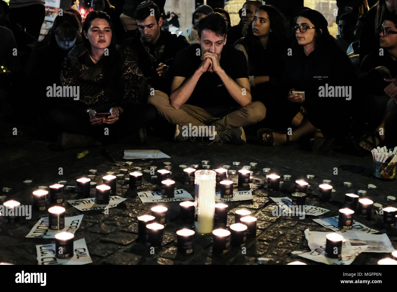 Jerusalem, Israel. 28. April 2018. Trauernden sammeln für eine emotionale Mahnwache die 10 jungen Opfer einer Sturzflut in der Arava Wüste Tzafit Fluss Donnerstag, 26 April, 2018. Unter den Opfern die Teilnahme an der vormilitärischen Ausbildung Wanderung in den beliebten Tzafit River Canyon Trail waren Yael Sadan, 19, und Maayan Barhum, 18, aus Jerusalem. Credit: Nir Alon/Alamy leben Nachrichten Stockfoto