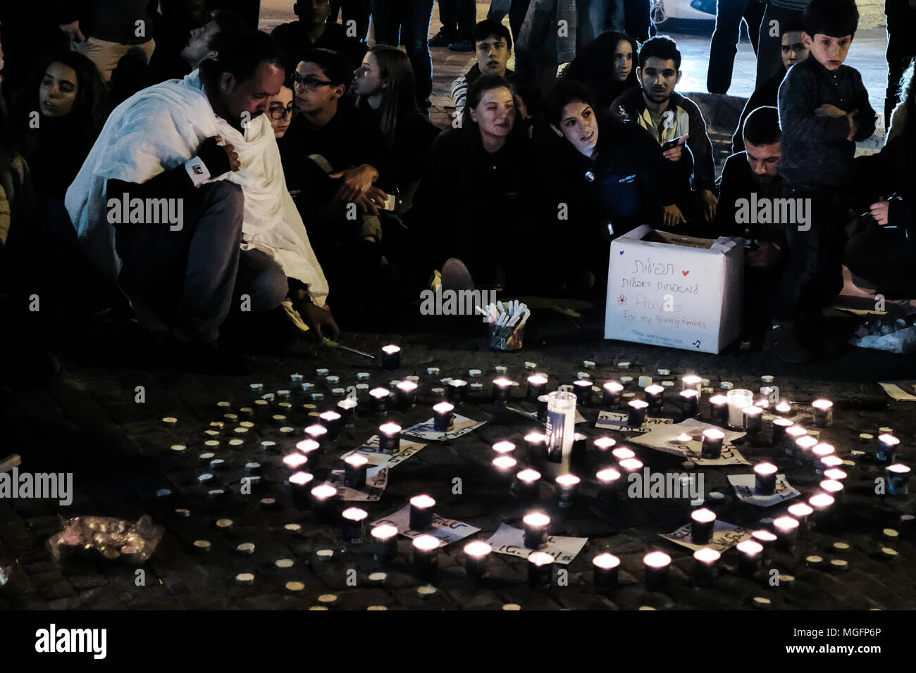 Jerusalem, Israel. 28. April 2018. Trauernden sammeln für eine emotionale Mahnwache die 10 jungen Opfer einer Sturzflut in der Arava Wüste Tzafit Fluss Donnerstag, 26 April, 2018. Unter den Opfern die Teilnahme an der vormilitärischen Ausbildung Wanderung in den beliebten Tzafit River Canyon Trail waren Yael Sadan, 19, und Maayan Barhum, 18, aus Jerusalem. Credit: Nir Alon/Alamy leben Nachrichten Stockfoto