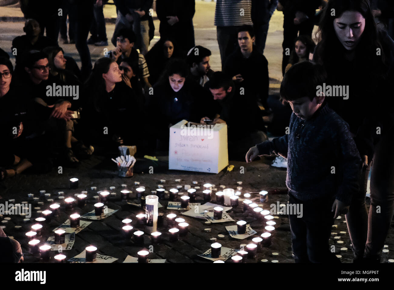 Jerusalem, Israel. 28. April 2018. Trauernden sammeln für eine emotionale Mahnwache die 10 jungen Opfer einer Sturzflut in der Arava Wüste Tzafit Fluss Donnerstag, 26 April, 2018. Unter den Opfern die Teilnahme an der vormilitärischen Ausbildung Wanderung in den beliebten Tzafit River Canyon Trail waren Yael Sadan, 19, und Maayan Barhum, 18, aus Jerusalem. Credit: Nir Alon/Alamy leben Nachrichten Stockfoto