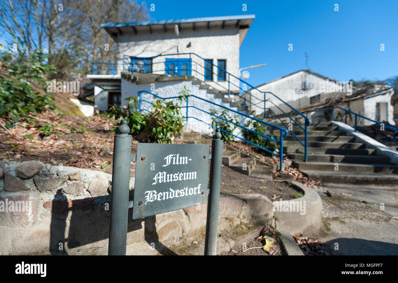 04 April 2018, Deutschland, Niedersachsen: ein Zeichen Werbung das Filmmuseum Bendestorf. Die ehemalige Film Studio wird abgerissen. Foto: Philipp Schulze/dpa Stockfoto