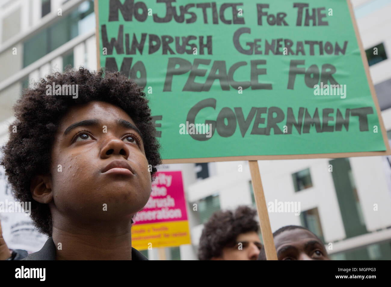 London UK 28 April 2018 Menschen versammeln sich im Home Office in London zu protestieren, nachdem es zeigte sich, dass eine Reihe von Windrush Generation der Migranten, die in Großbritannien von 1948-71 angekommen, mit Abschiebung durch das Home Office bedroht wurden. Credit: Thabo Jaiyesimi/Alamy leben Nachrichten Stockfoto