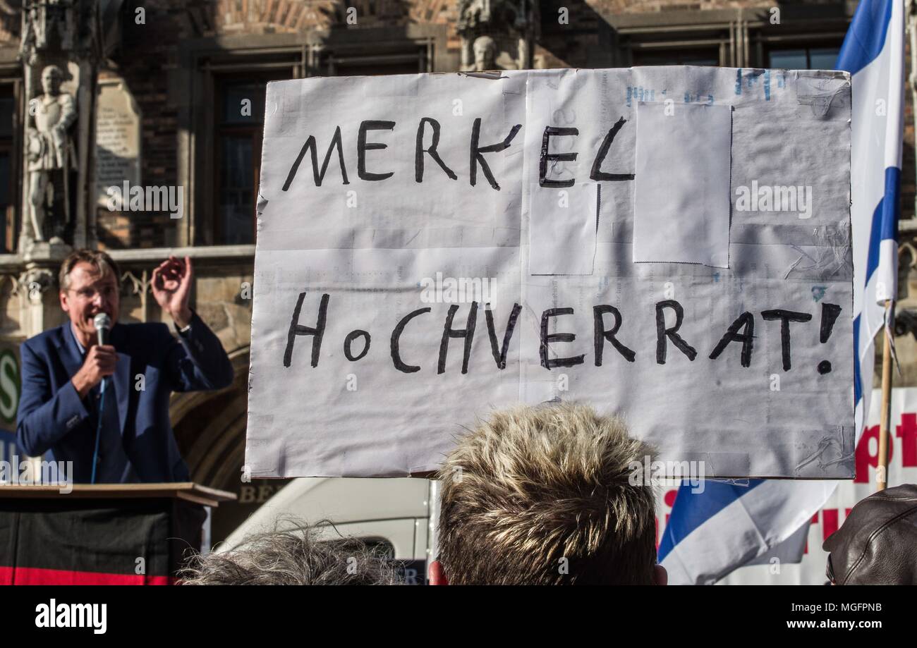 München, Bayern, Deutschland. 28 Apr, 2018. Einladende Pegida Gründer Lutz Bachmann Pegida Dresden nach München für eine Wiederholung des letzten Monat März durch eine der am meisten befahrenen Teile der Stadt. Im letzten Monat, nur wenige Stunden nach Bachmanns Aussehen in München, war er am Flughafen London-Stansted festgenommen und anschließend deportiert nach Deutschland aufgrund der Versuch, einen Auftritt auf einer rechtsextremistischen Veranstaltung am Hyde Park zu machen. Credit: ZUMA Press, Inc./Alamy leben Nachrichten Stockfoto