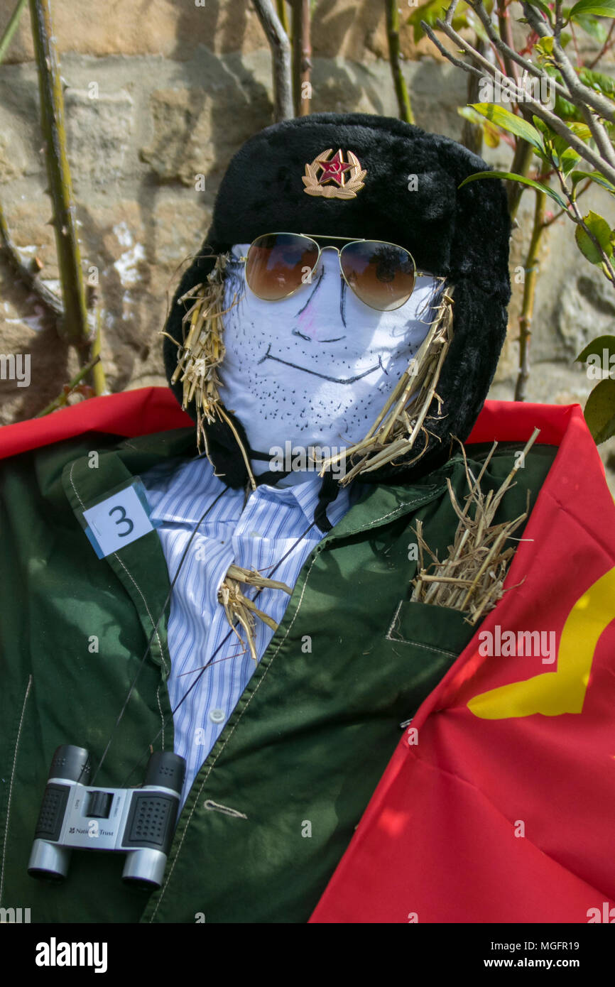 Wray, Lancaster, Großbritannien. 28.04.2018. Wray Scarecrow Festival und Fair. Die Dorfbewohner von Wray sind wieder ein paar seltsame, verrückte und wunderbare Vogelscheuche Kreationen zu überraschen und zu erfreuen. Jedes Jahr Besucher wandern um Wray Dorf, die Entdeckung der Wirt der Vogelscheuchen, die in Gärten geknallt haben. Credit: MediaWorldImages/AlamyLiveNews Stockfoto