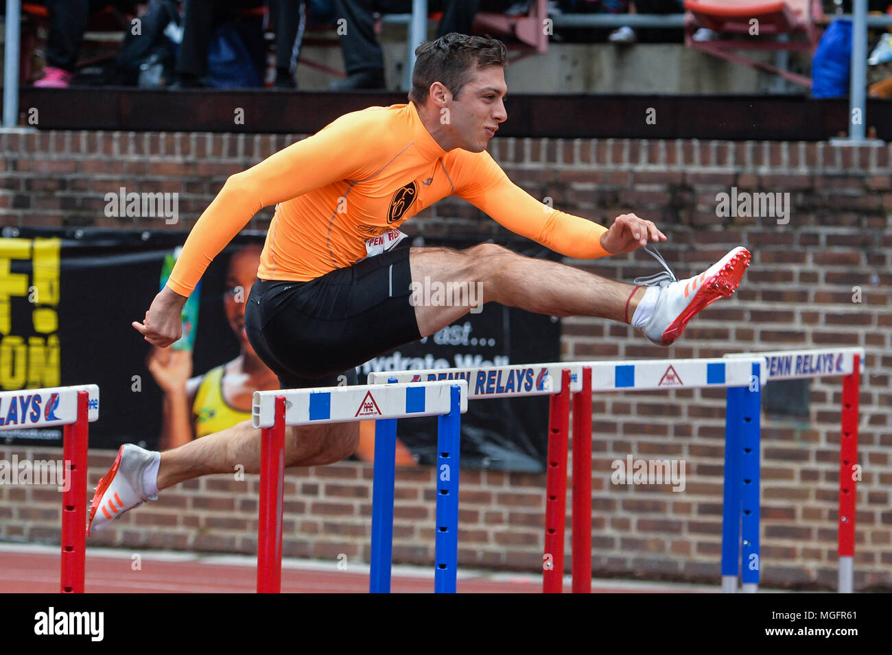 Philadelphia, Pennsylvania, USA. 27 Apr, 2018. Ein Mitglied des TC Team konkurriert im Olympischen Entwicklung Shuttle Hürden 4 x 110 m am Franklin Feld in Philadelphia, Pennsylvania. Credit: Amy Sanderson/ZUMA Draht/Alamy leben Nachrichten Stockfoto