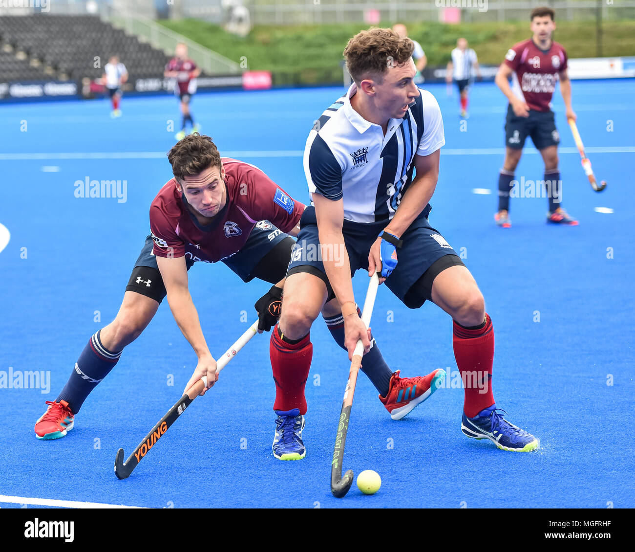 London, Großbritannien. 28 Apr, 2018. Phil Roper von Wimbledon Kampf um den Ball mit Harry Martin von Hampstead & Westminster während MHL Halbfinale 1 zwischen Wimbledon (1 St) v Hampstead & Westminster (4.) Der 2018 England Hockey League Finale am Samstag, den 28. April 2018. London, England. Credit: Taka Wu/Alamy Live News Credit: Taka Wu/Alamy leben Nachrichten Stockfoto