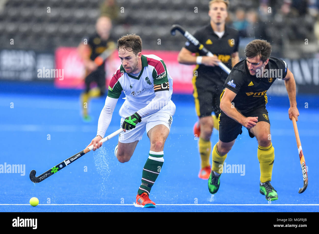 London, Großbritannien. 28 Apr, 2018. Chris Grassick (C) aus Surbiton ist Kampf um den Ball mit Adam Dixon von Beeston während MHL Halbfinale 2 zwischen Surbiton (2.) v Beeston (3.) Der 2018 England Hockey League Finale am Samstag, den 28. April 2018. London, England. Credit: Taka Wu/Alamy Live News Credit: Taka Wu/Alamy leben Nachrichten Stockfoto