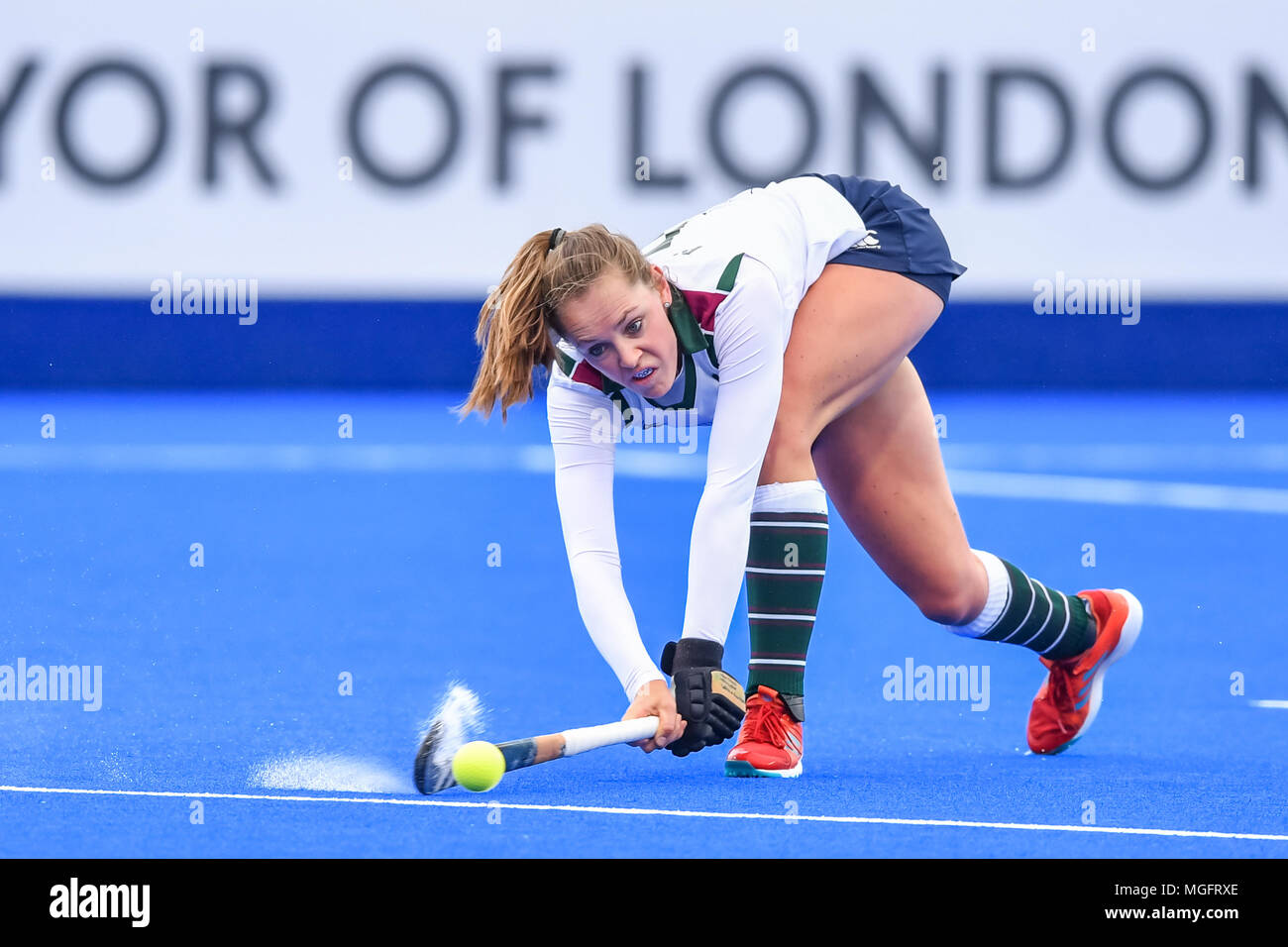 London, Großbritannien. 28 Apr, 2018. Giselle Ansley von Surbiton in Aktion während der IWHL Halbfinale 1 zwischen Surbiton (1 St) v Buckingham (4.) Der 2018 England Hockey League Finale am Samstag, den 28. April 2018. London, England. Credit: Taka Wu/Alamy Live News Credit: Taka Wu/Alamy leben Nachrichten Stockfoto