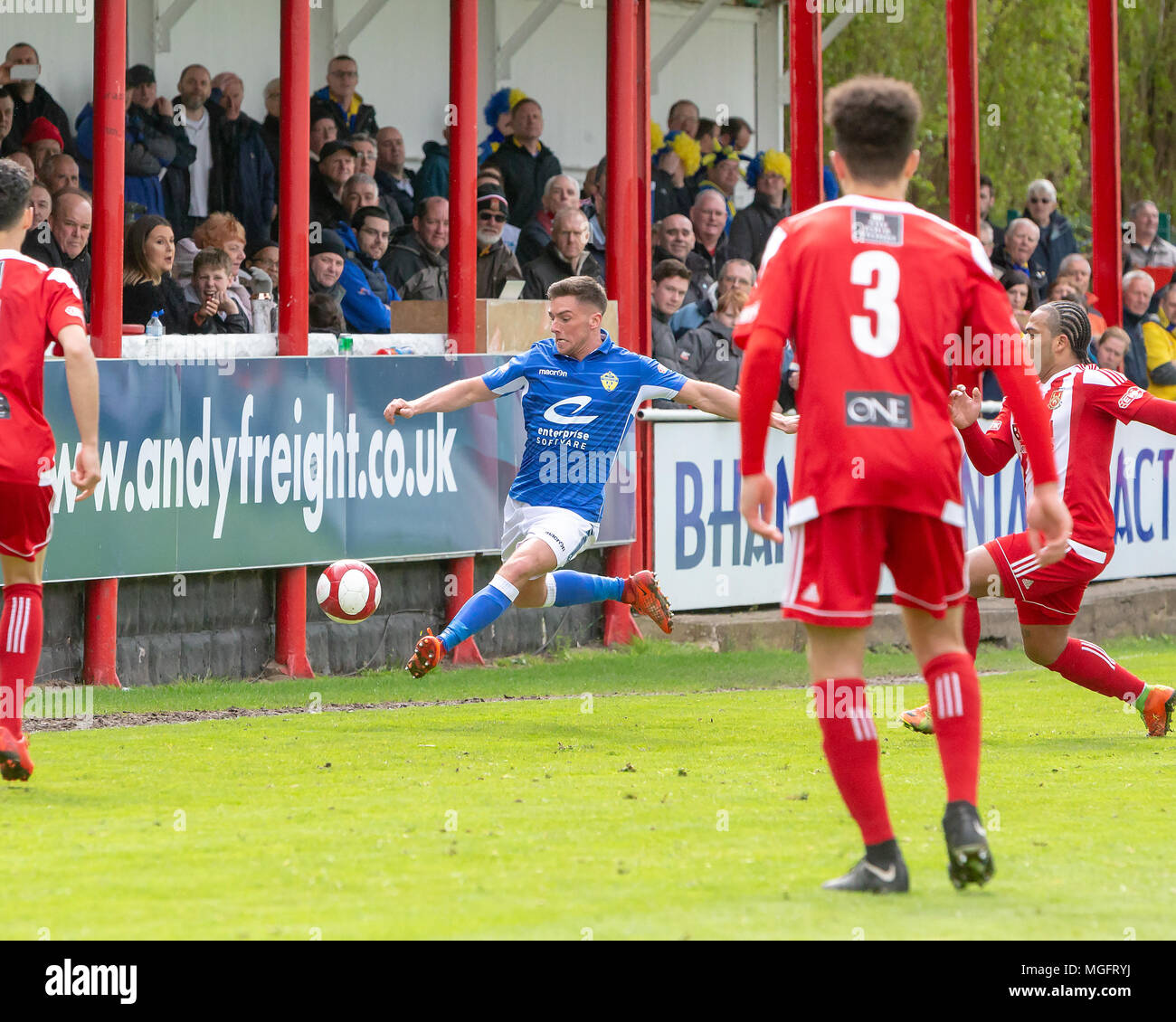 Stourbridge, UK. 28. April 2018. Warrington Town FC spielte am Stourbridge FC in der Tabelle oben Play-off-Kampf in der Evo-Stik Premier Division am Samstag, 28. April 2018. Die gelben, blauen, benötigt nur einen Punkt 2. in der Liga zu beenden, verlor aber 2 - 1 auf die Home Seite. Quelle: John Hopkins/Alamy leben Nachrichten Stockfoto