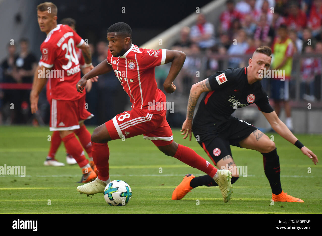 Franck EVINA (FC Bayern München), Aktion, Duelle gegen Marius WOLF (Eintracht Frankfurt). Fussball 1. 1. Fussballbundesliga, 32. Spieltag, Spieltag 32, FC Bayern München (M) - Eintracht Frankfurt (F) 1-4 am 28.04.2018 in München/Deutschland, ALLIANZAREN A. | Verwendung weltweit Stockfoto