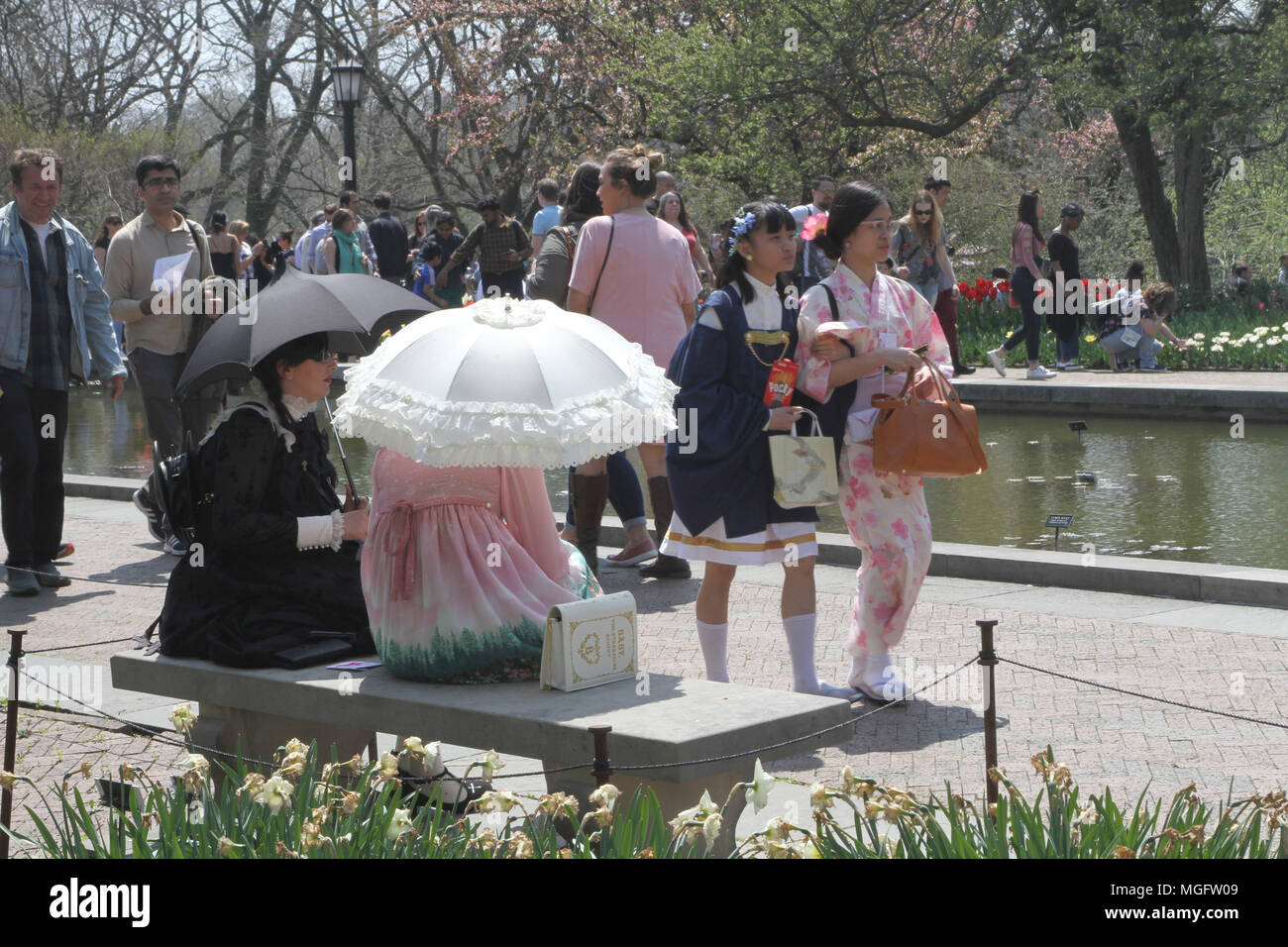 New York, New York, USA. 28 Apr, 2018. Sakura Matsuri Cherry Blossom Festival @ Brooklyn Botanic Gardens. 37Th jährliche Cherry Blossom Festival. Sakura Matsuri bietet über 60 Veranstaltungen und Aufführungen, die traditionelle und moderne japanische Kultur zu feiern. Das Festival feiert die japanischen kulturellen Tradition genießen jeden Augenblick der Kirschblüte Saison. Quelle: Bruce Cotler/Kugel Fotos/ZUMA Draht/Alamy leben Nachrichten Stockfoto