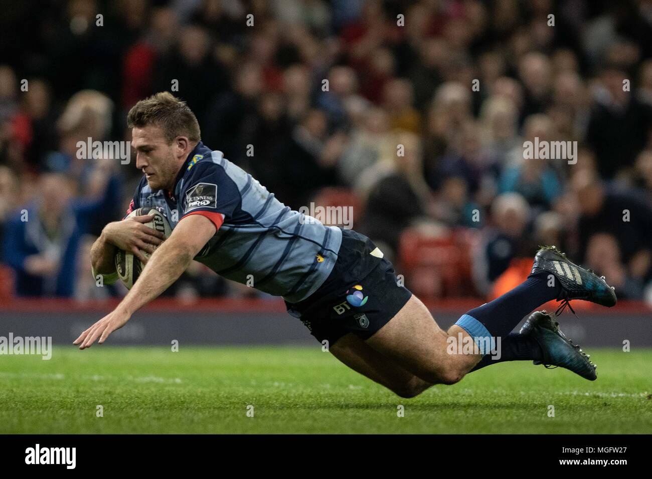 Cardiff, Großbritannien. 28. April 2018. Cardiff Blues'Garyn Smith Kerben seine Seiten zweite versuchen. Guinness Pro 14 Rugby-Spiel, Cardiff Blues v Fischadler, zwei der Tag des Gerichts an das Fürstentum Stadium in Cardiff, South Wales am Samstag, 28. April 2018. pic von Simon Latham, Andrew Orchard sport Fotografie/Alamy leben Nachrichten Stockfoto