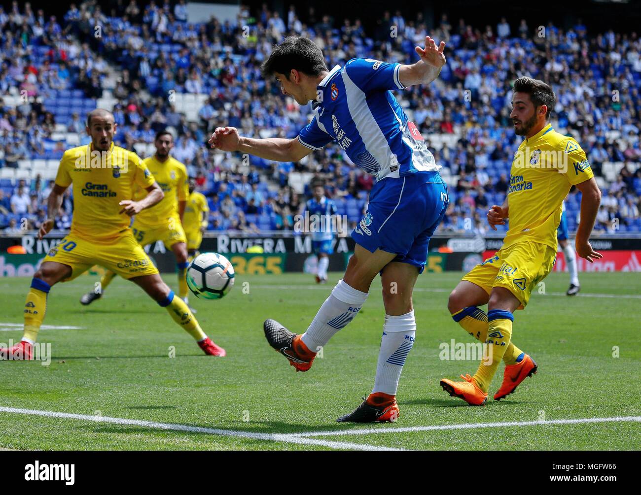 Barcelona, Spanien. 28 Apr, 2018. Die RCD Espanyol Gerard Moreno (2. R) konkurriert während der spanischen Liga Match zwischen RCD Espanyol und Las Palmas in Barcelona, Spanien, am 28. April 2018. Das Spiel endete 1-1. Credit: Joan Gosa/Xinhua/Alamy leben Nachrichten Stockfoto