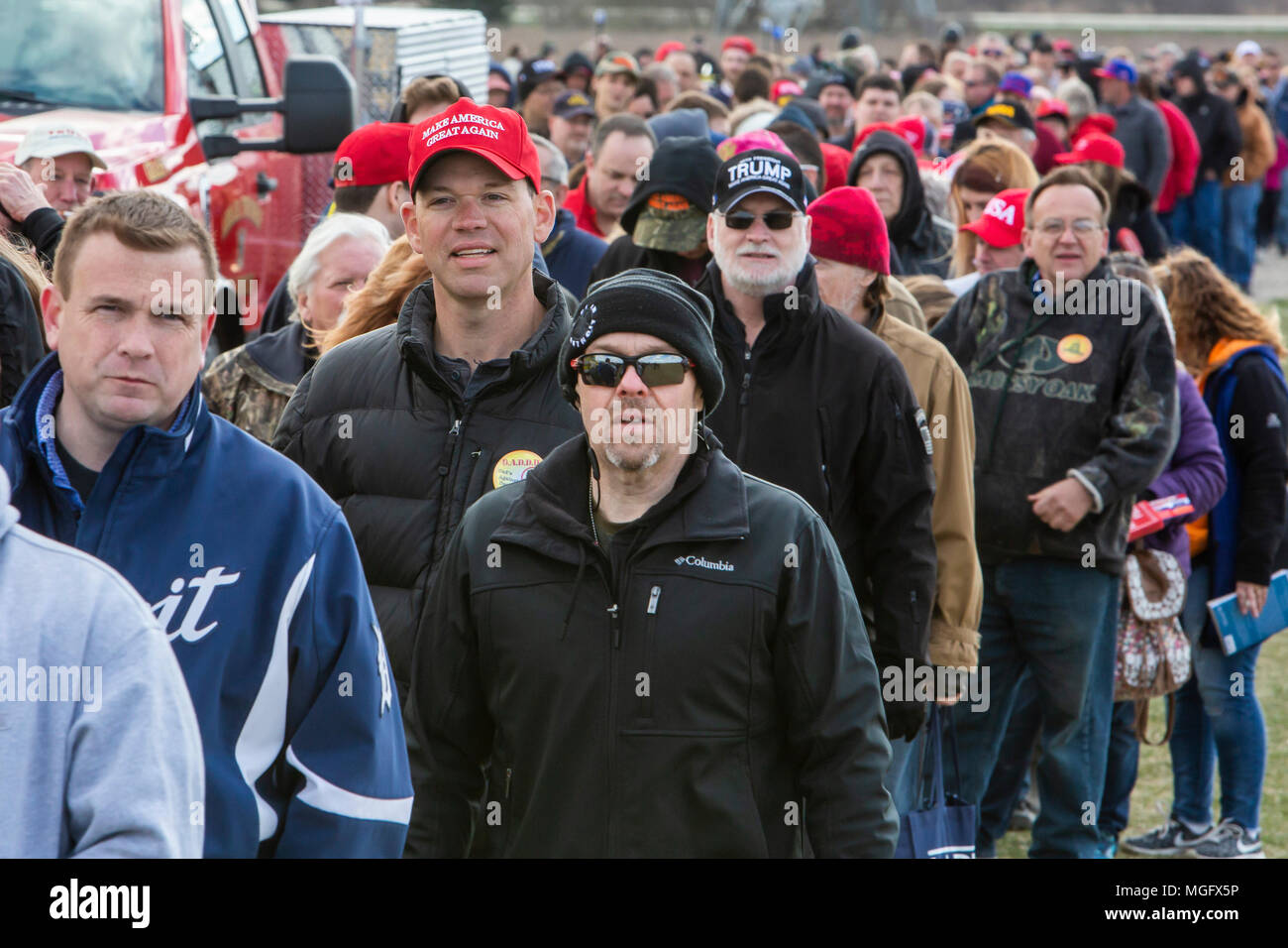 Michigan, USA. 28. April 2018. Die Menschen warten in einer langen Linie für die Sicherheitsüberprüfung vor einem Donald Trump Kundgebung in Macomb County, Michigan. Trump übersprang die jährliche White House Correspondents' Association Abendessen nach Michigan zu reisen. Quelle: Jim West/Alamy leben Nachrichten Stockfoto