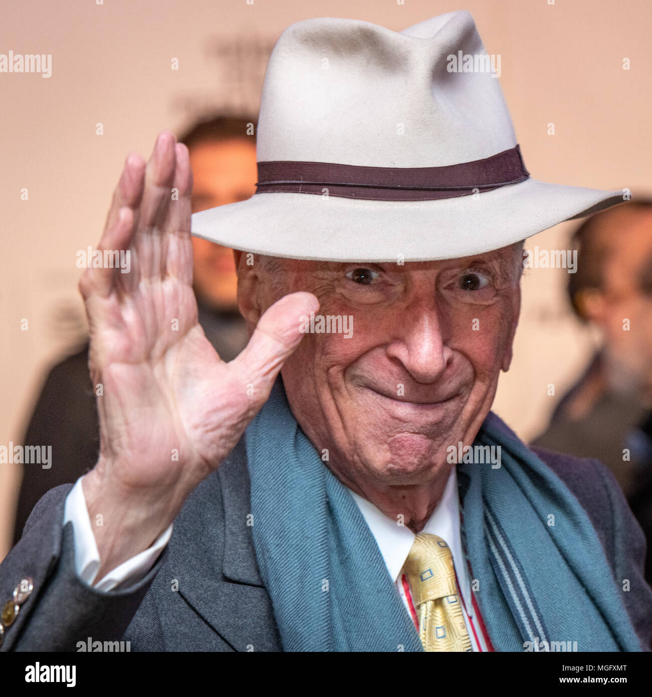 New York, USA, 28. April 2018. Der Journalist und Schriftsteller Gay Talese besucht die Weltpremiere von "Die Vierte Gewalt" bei der abschließenden Nacht des Tribeca Film Festival 2018 in New York City. Foto von Enrique Ufer/Alamy leben Nachrichten Stockfoto