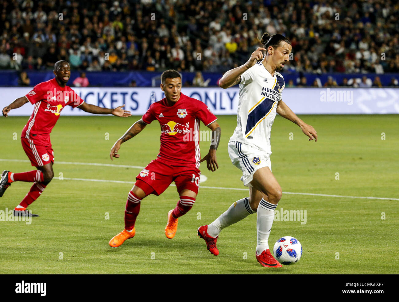 Los Angeles, Kalifornien, USA. 28 Apr, 2018. Los Angeles Galaxy, Zlatan Ibrahimovic (9) Schweden Mias gegen Mittelfeldspieler New York Red Bulls' Alejandro Romero Gamarra (10 von Argentinien in der 2018 Major League Soccer (MLS) Übereinstimmung zwischen Los Angeles Galaxy und New York Red Bulls in Carson, Kalifornien, 28. April 2018. New York Red Bulls gewann 3-2 Credit: Ringo Chiu/ZUMA Draht/Alamy leben Nachrichten Stockfoto