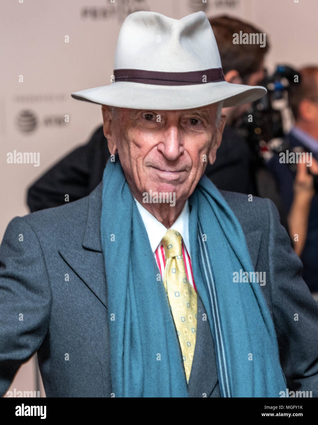 New York, USA, 28. April 2018. Der Journalist und Schriftsteller Gay Talese besucht die Weltpremiere von "Die Vierte Gewalt" bei der abschließenden Nacht des Tribeca Film Festival 2018 in New York City. Foto von Enrique Ufer/Alamy leben Nachrichten Stockfoto