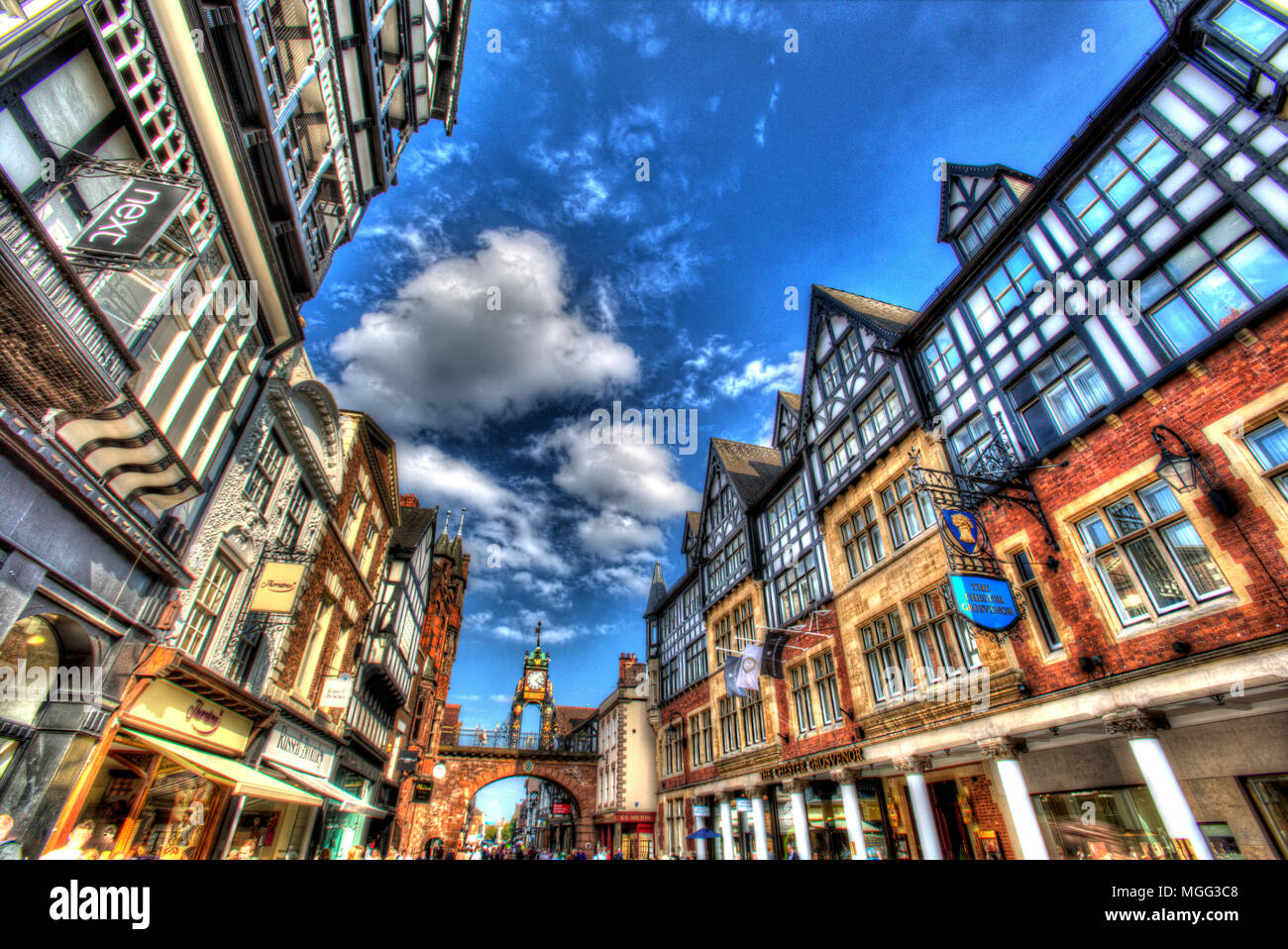 Stadt Chester, England. Künstlerische Ansicht von Geschäften am Eastgate Street, mit dem Eastgate Clock im Hintergrund. Stockfoto