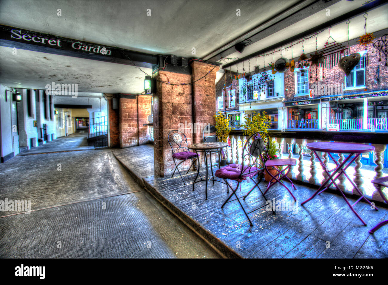 Stadt Chester, England. Künstlerische Sicht auf das Café auf der Bridge Street Reihen, mit Bridge Street Fußgängerzone im Hintergrund. Stockfoto