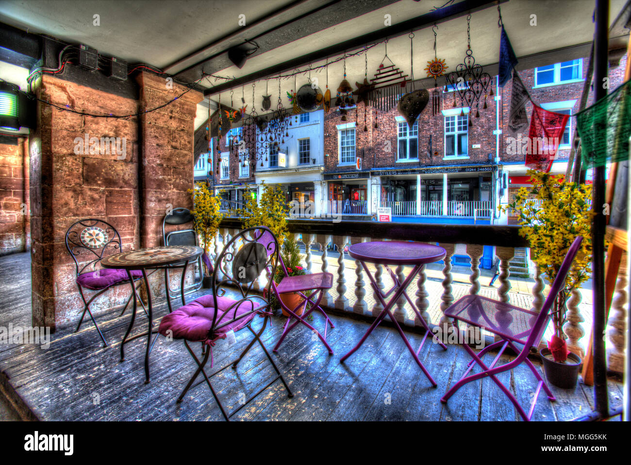 Stadt Chester, England. Künstlerische Sicht auf das Café auf der Bridge Street Reihen, mit Bridge Street Fußgängerzone im Hintergrund. Stockfoto