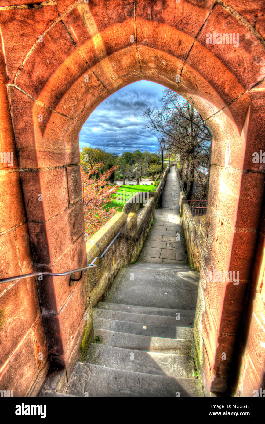 Stadt Chester, England. Künstlerische Ansicht von Chester City Wände bei Newgate, mit der Mauer zu Fuß und Römischen Gärten im Hintergrund. Stockfoto