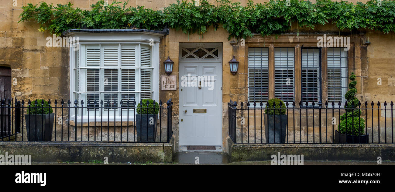 Cotswold Kalkstein schmückt die Fassade dieses elegante Doppelzimmer mit Glasfront, Reihenhaus in der malerischen Marktstadt, die High Street von Chipping Campden Stockfoto