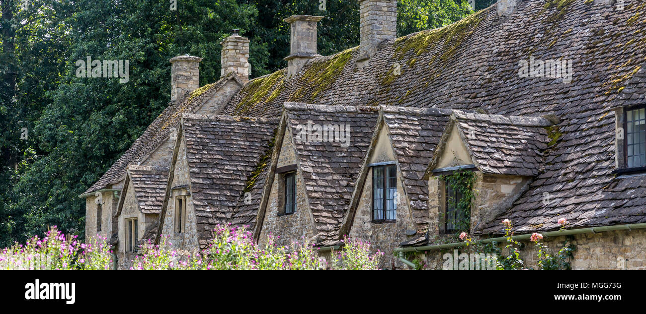 In Bibury Dorf Schiefer überdacht Reihe von Gauben poke aus ihren Jacobean architecture Stockfoto