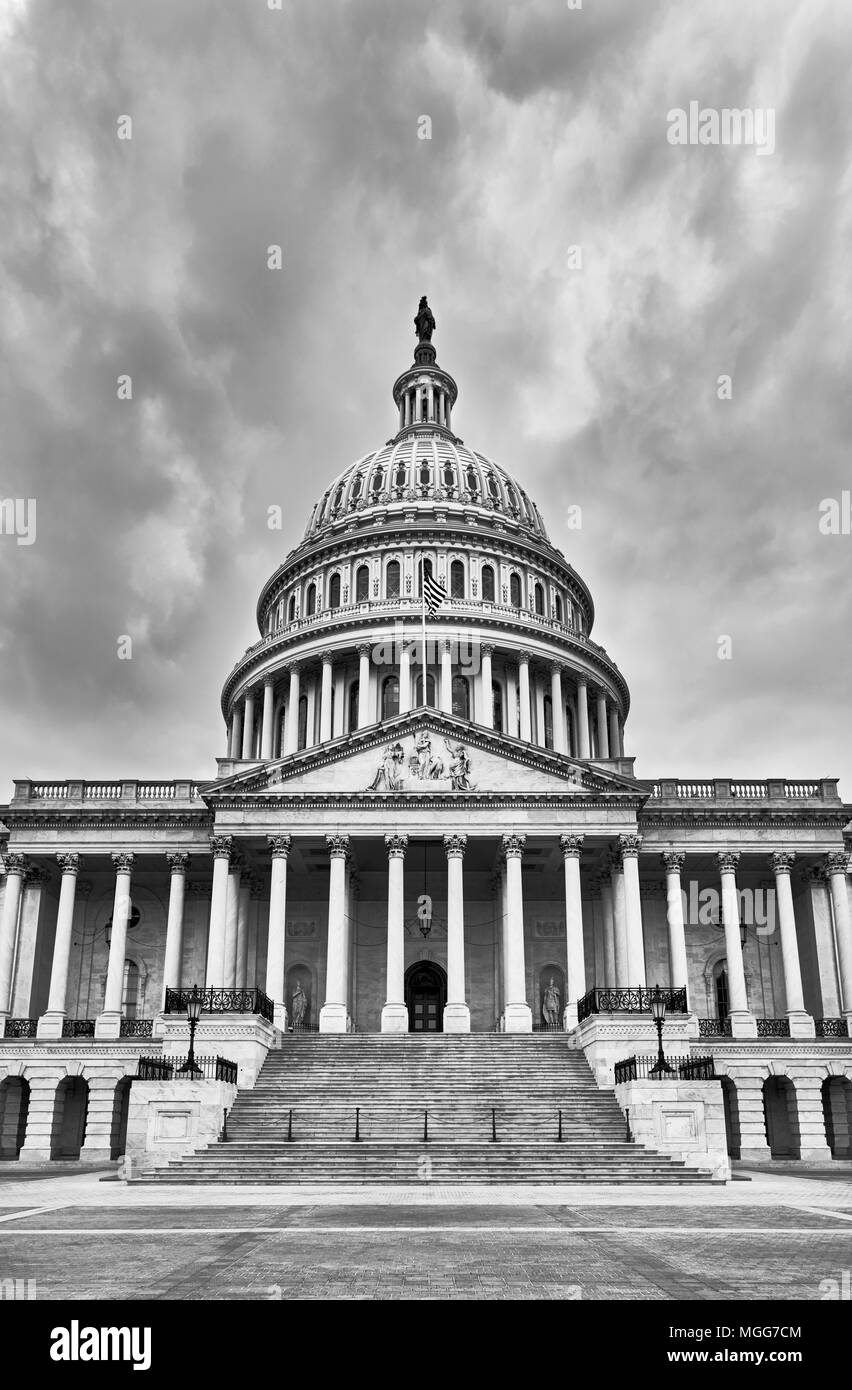 United States Capitol Gebäude Fassade und leeren Plaza auf einen dunklen bewölkten Tag, keine Menschen sichtbar, Washington D.C., USA Stockfoto