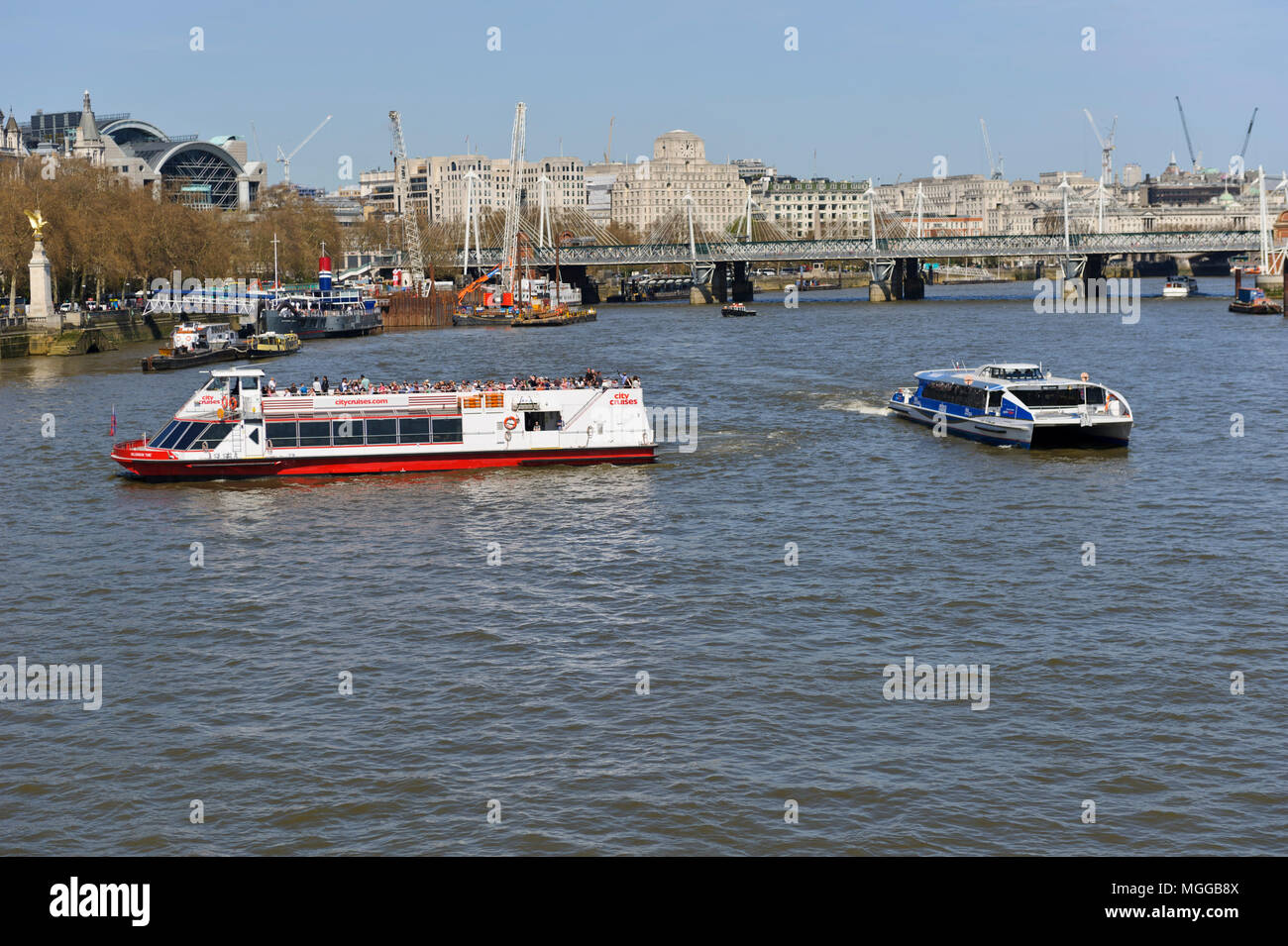 Sportboote auf der Themse, London, England, Vereinigtes Königreich Stockfoto
