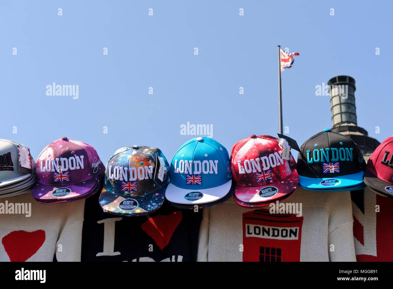 Bunte Kappen mit London auf Verkauf, London, England, Vereinigtes Königreich Stockfoto