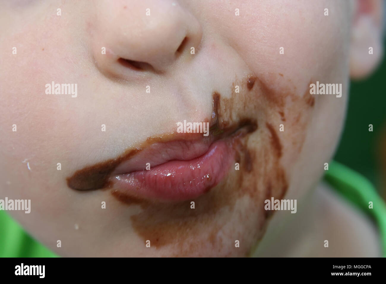 Kids eating ice cream chocolate -Fotos und -Bildmaterial in hoher