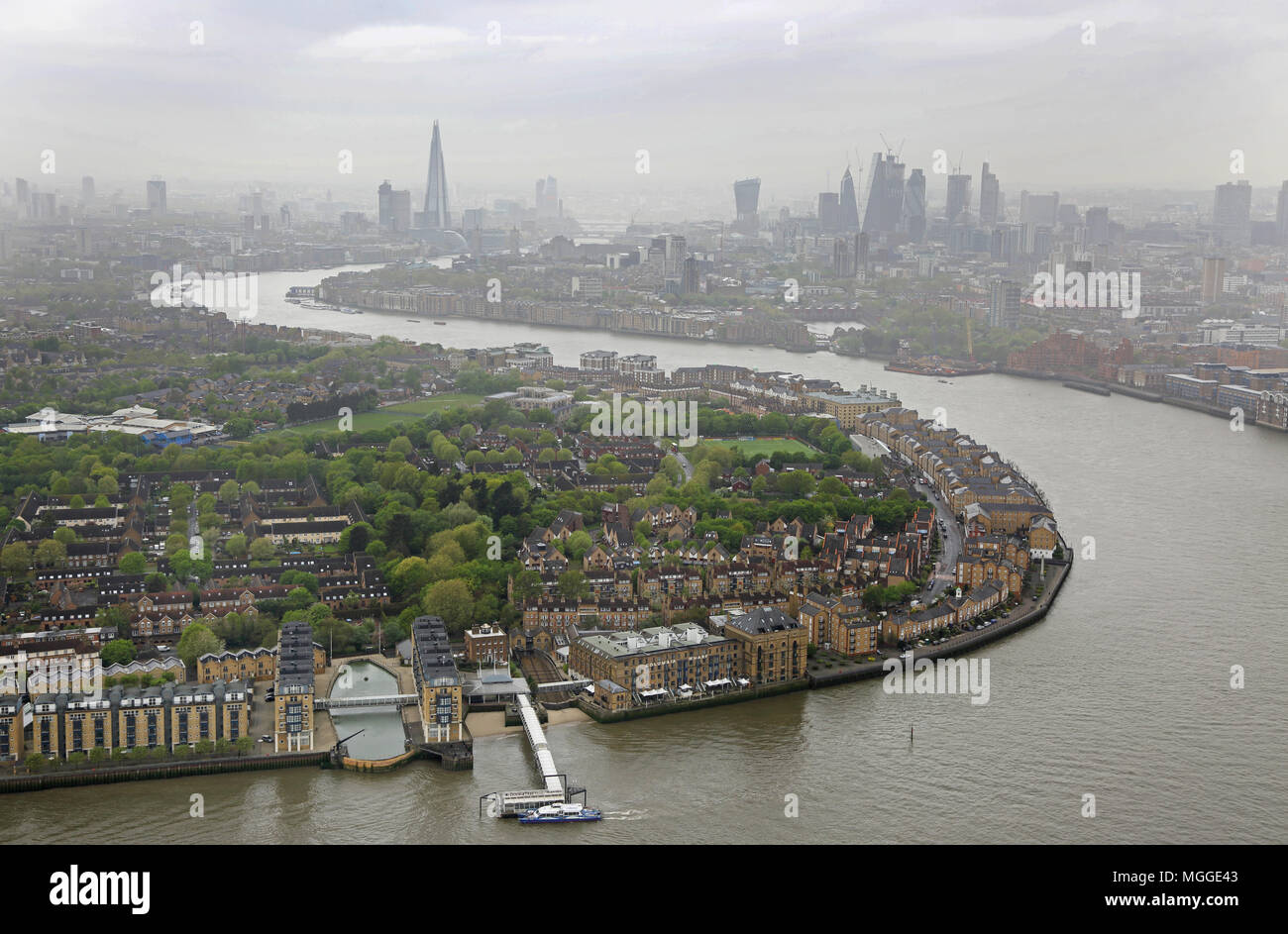 Hohe Aussicht auf die Themse von Canary Wharf entfernt in Richtung der Stadt London. April Morgen bedeckt. Zeigt Rotherhithe im Vordergrund. Stockfoto