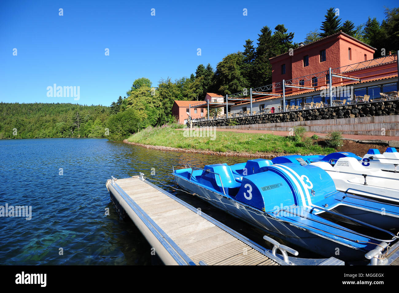 Paddel Boote auf dem See Bouchet, Haute-Loire, Frankreich Stockfoto