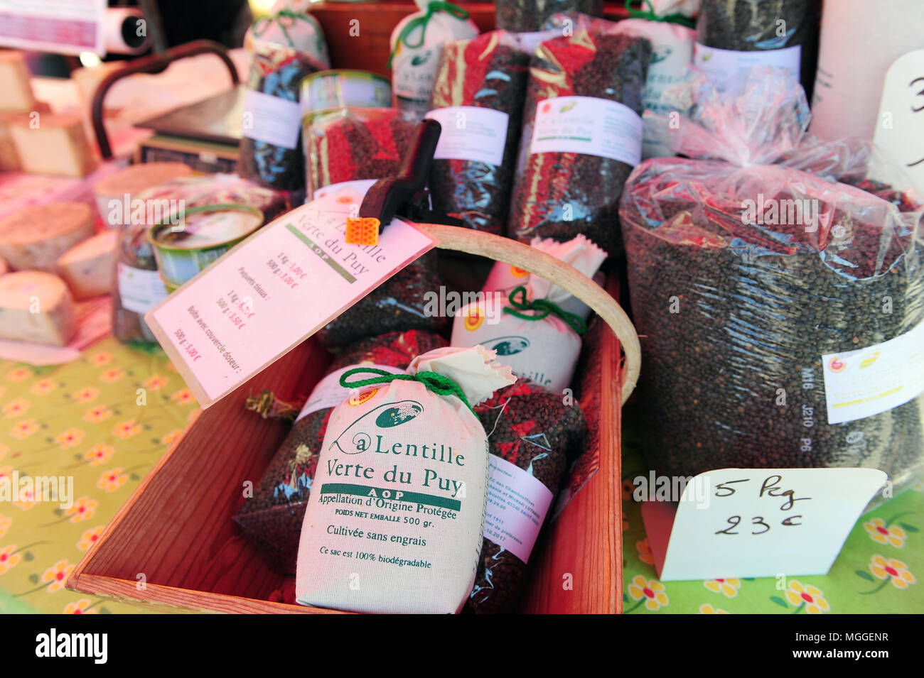 Le Puy grüne Linsen für den Verkauf auf dem Wochenmarkt in Costaros, Frankreich Stockfoto