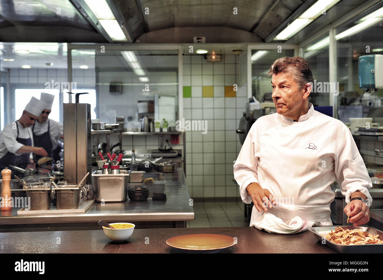 3-Sternekoch Régis Marcon bei der Arbeit in der Küche seines Restaurants in Saint-Bonnet-le-Froid, Frankreich Stockfoto