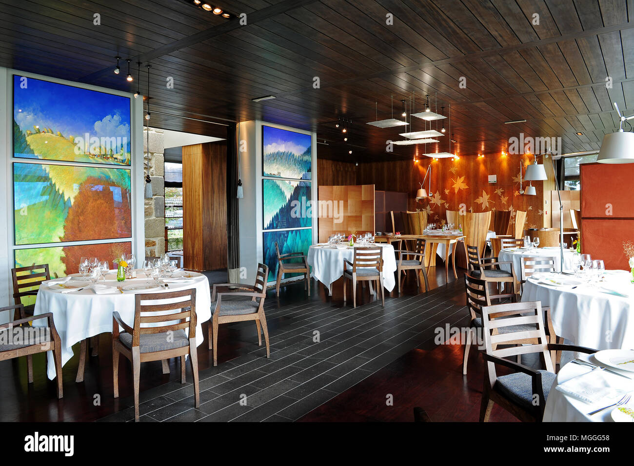 Der Speisesaal des Michelin-starred Régis et Jacques Marcon Restaurant in Saint-Bonnet-le-Froid, Frankreich Stockfoto