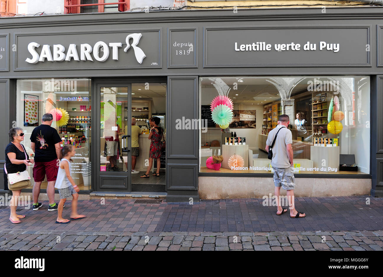 Leute surfen im Fenster der Sabarot Gourmet Food Shop in Le-Puy-en-Velais, Frankreich Stockfoto