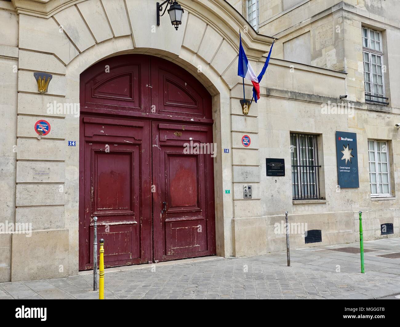 Rote Türen des Lycée Charlemagne (Französisch High School), im Marais, Paris, Frankreich. Stockfoto