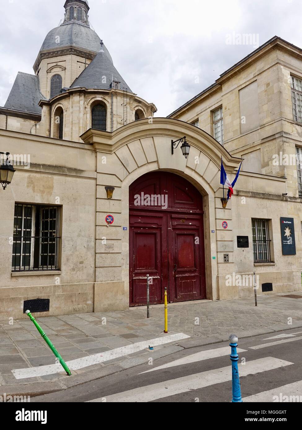 Rote Türen des Lycée Charlemagne (Französisch High School), im Marais, Paris, Frankreich. Stockfoto