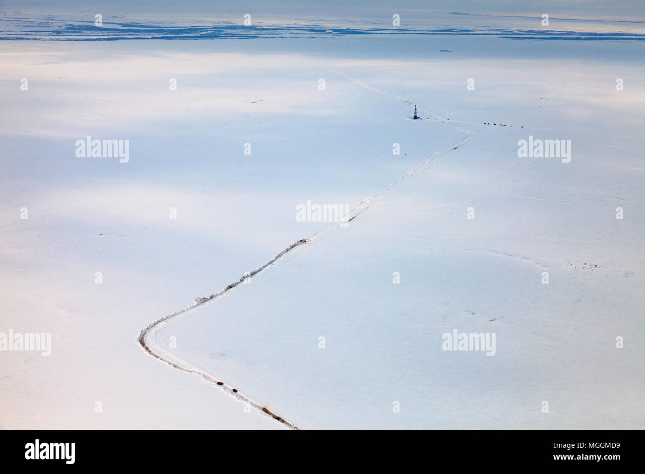 Oil Derrick und Straße in der Tundra, Ansicht von oben Stockfoto