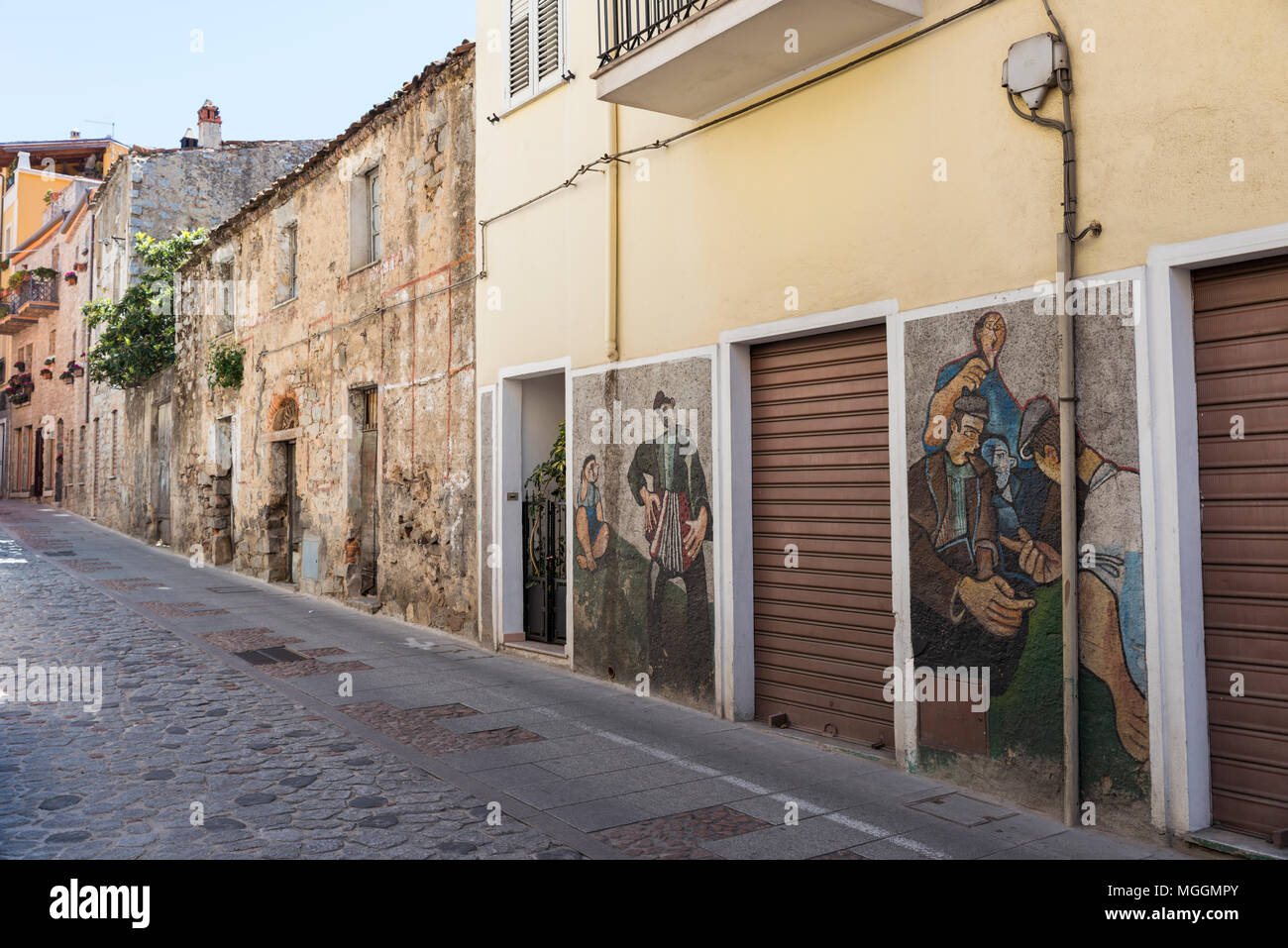 Murales in Orgosolo Italien seit etwa 1969 die Wandmalereien spiegeln unterschiedliche Aspekte des Politischen in Sardinien Kämpfe und internationale Fragen Stockfoto