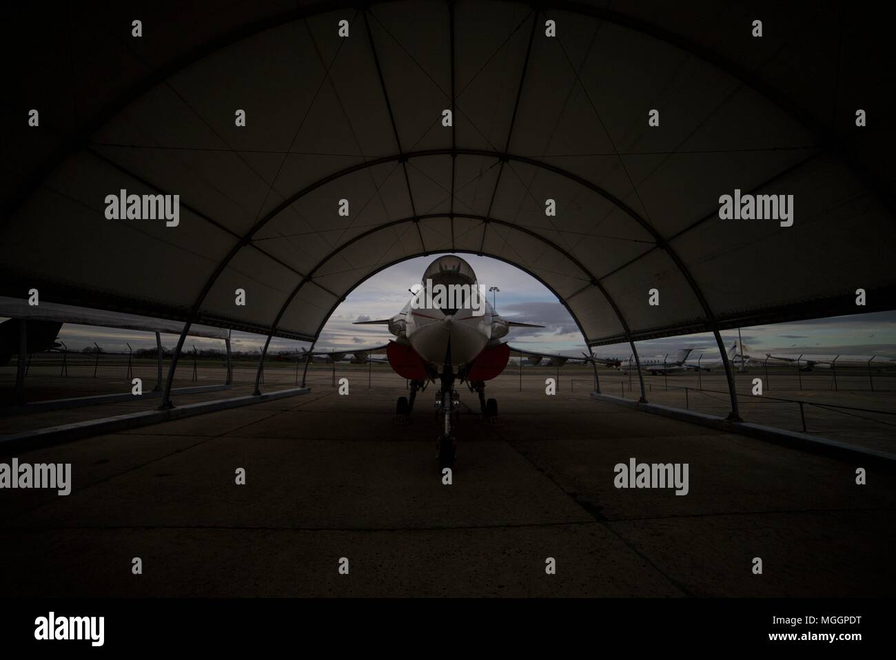 Fighter Jet in einem Hangar, Flugzeug im Hangar, Silhouette von Flugzeug im Hangar am Musée de l'Air et de L'Espace, Le Bourget, Aubervilliers, Frankreich. Stockfoto